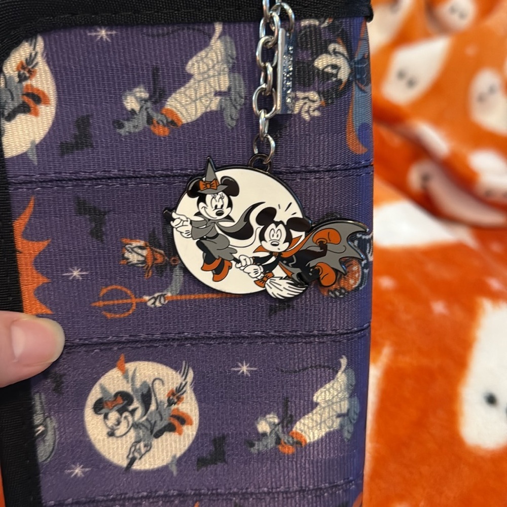 Disney Harvey’s Halloween Wallet with Mickey and Friends - Picture 7 of 8